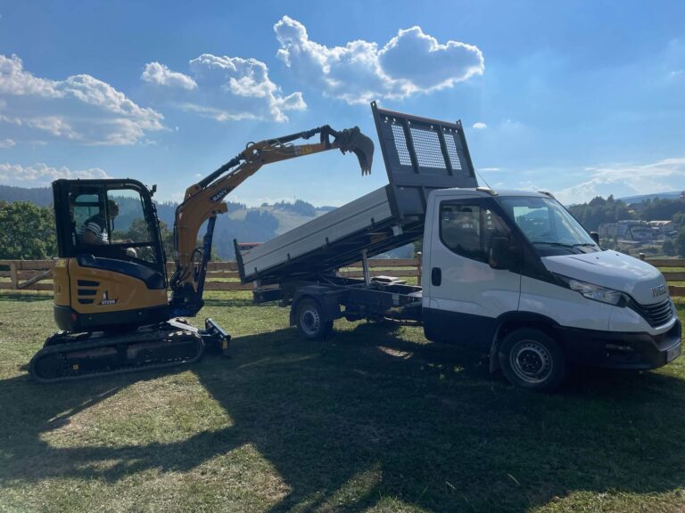 Zobrazený mini bager Sany a nákladné auto Iveco sú dôležitými zložkami našej stavebnej flotily. S ich pomocou zabezpečujeme efektívnu manipuláciu s materiálom a rýchlu prepravu na miesto určenia.