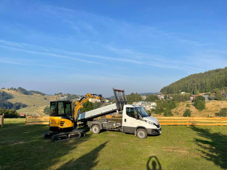 Výkonný mini bager Sany a spoľahlivé nákladné auto Iveco sú kľúčovými prvkami nášho prepravného procesu. Naša firma sa zaväzuje k poskytovaniu spoľahlivých a efektívnych služieb v každej fáze vašich stavebných projektov.