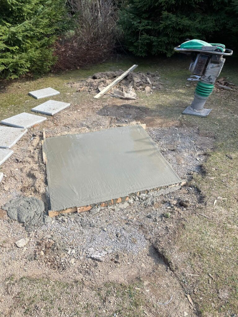 Inštalácia betónových pätiek - spoľahnite sa na nás pre kvalitné betonáže práce a pevné základy vašich konštrukcií.