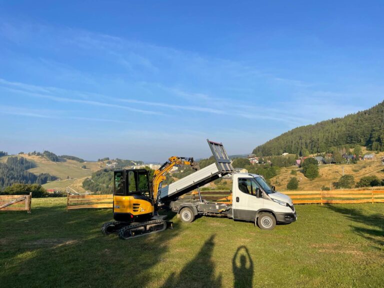 Na fotografiách je zachytený výkon nášho mini bager Sany a nákladného auta Iveco, ktoré spoločne zabezpečujú bezproblémové bagrovanie a prepravu materiálu. S našou firmou máte istotu kvalitných a spoľahlivých stavebných služieb.