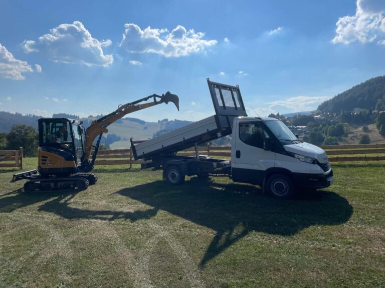Na obrázkoch je zobrazený profesionálny mini bager značky Sany a nákladné auto značky Iveco, ktoré zastupujú našu firmu v oblasti bagrovania a prepravy stavebného materiálu. S dôrazom na spoľahlivosť a efektívnosť sme vaším dôveryhodným partnerom v každom stavebnom projekte.