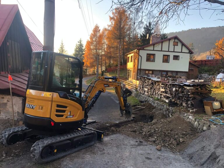 Výkonný mini bager precízne kope prípojku cez cestu na stavenisko, aby zabezpečil prístup k vode, plynu a elektrickej energii. Naša firma sa špecializuje na profesionálnu inštaláciu infraštruktúry, a práve tieto kroky sú nevyhnutné pre správne fungovanie každého stavebného projektu. S našimi skúsenými pracovníkmi a špičkovým vybavením môžete mať istotu, že každá prípojka bude vykonaná s najvyššou starostlivosťou a presnosťou, aby boli vaše potreby na vodu, plyn a elektriku splnené bezpečne a spoľahlivo.