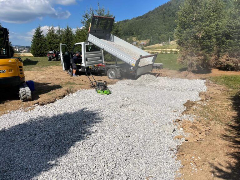 Dovoz štrku na stavenisko, nasledovaný precíznym hutnením žehličkou - naše vozidlo zabezpečuje spoľahlivý dovoz stavebných materiálov, ako je štrk, piesok, betón, hlinu a náš skúsený personál zabezpečuje ich efektívne a dôkladné hutnenie. S našou firmou získavate nielen kvalitné materiály, ale aj odborné postupy, ktoré zaručujú stabilné a odolné základy pre vaše stavby.